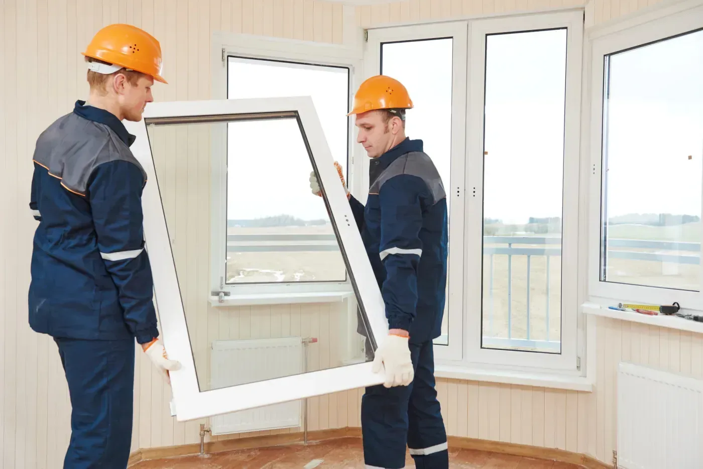 Pose à deux d'une fenêtre après un bris de glace dans le Val-de-Marne