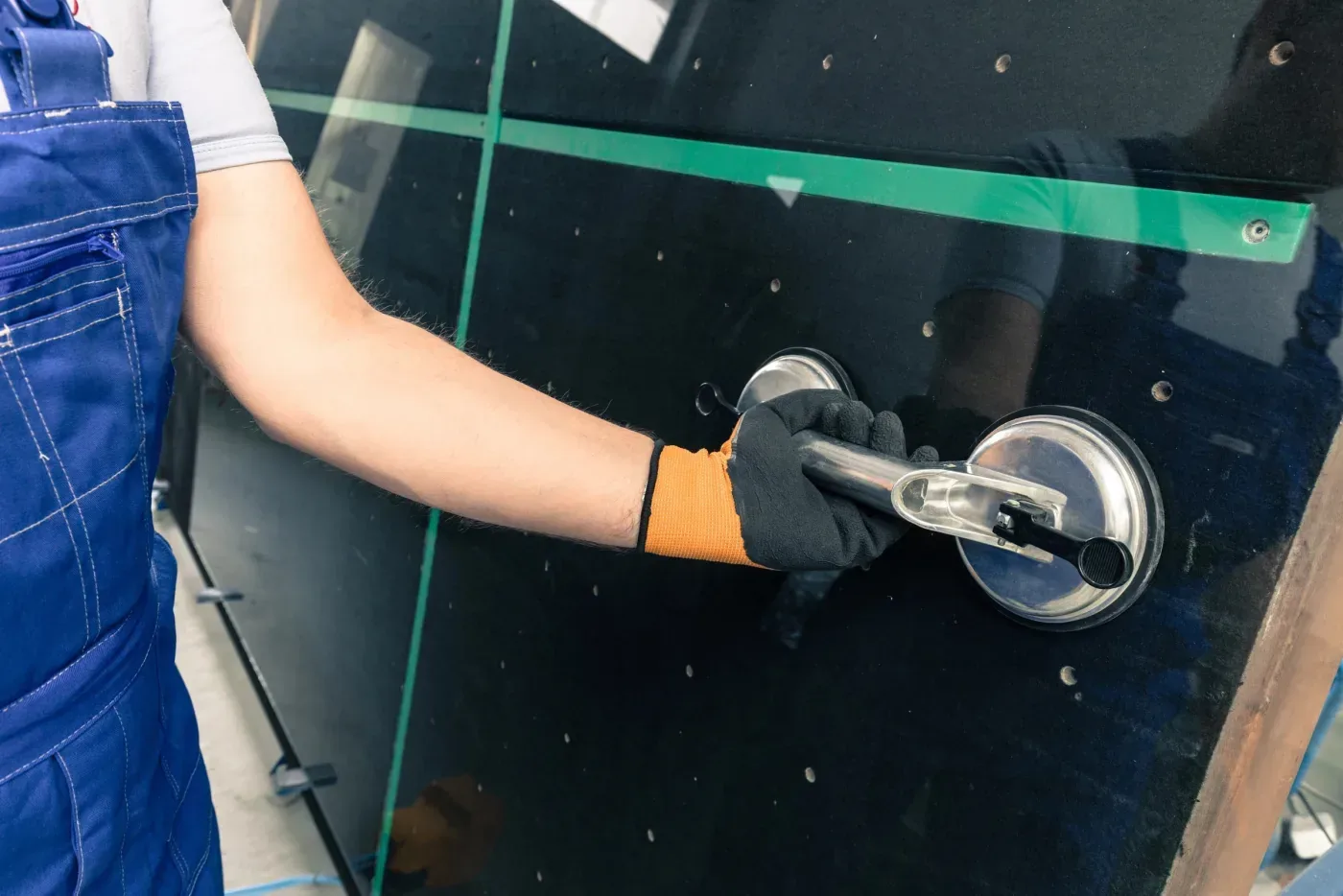 Manipulation à la ventouse d'un vitrage isolant en Val-de-Marne